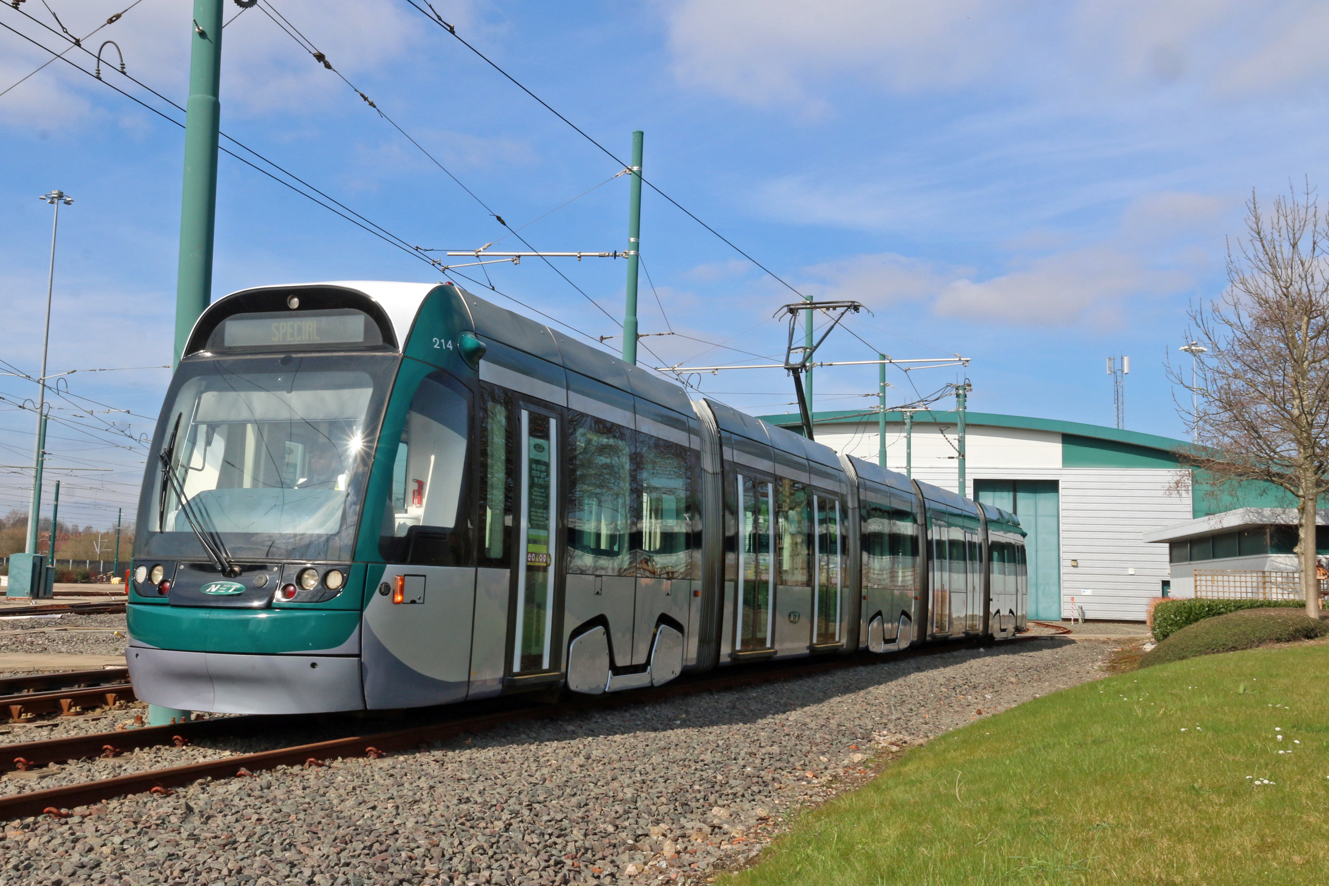 nottingham-express-transit-net-final-refurbished-tram-re-joins-the